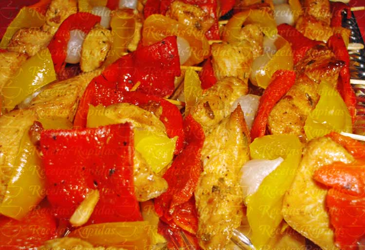 Brochetas de Pollo y Verduras