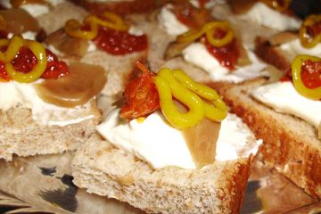 Canapés de Tomates Secos y Queso Crema