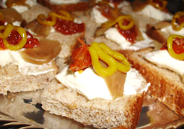 Canapés de Tomates Secos y Queso Crema