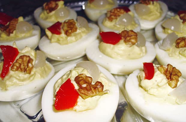 Huevos rellenos con mezcla de Mayonesa y Yema de huevo