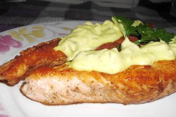 Salmón a la plancha con salsa de yogur