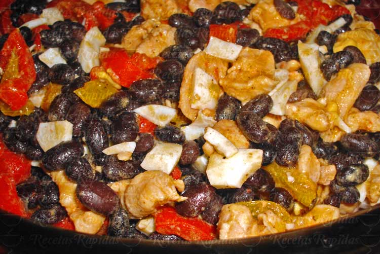 Ensalada de Frijoles con Pollo y Huevos