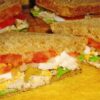 Cómo hacer sándwiches de pollo desmenuzado y huevo